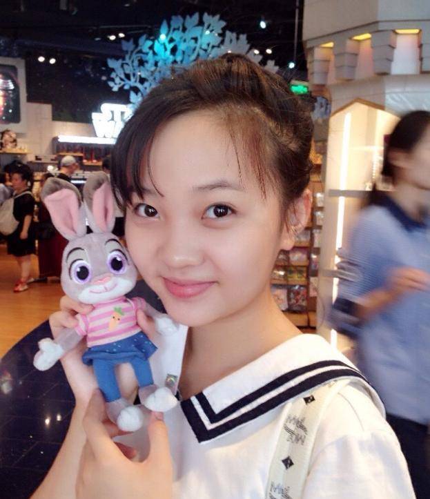 "奥运女孩"林妙可21岁啦,晒照庆祝大学毕业,一张脸从小美到大_状态