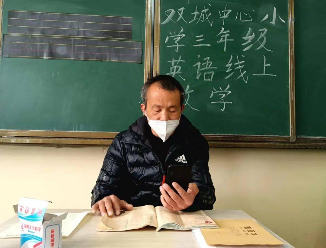 韩集初级中学副校长 杨海兰 :"两位老师来到了我们学校开展帮扶工作