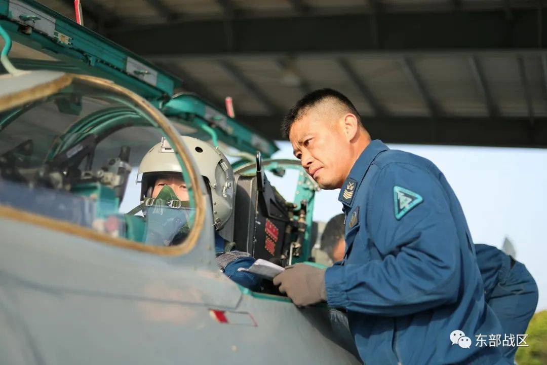 入伍30年的"兵王,光荣退休了_曾华荣_机械_机务