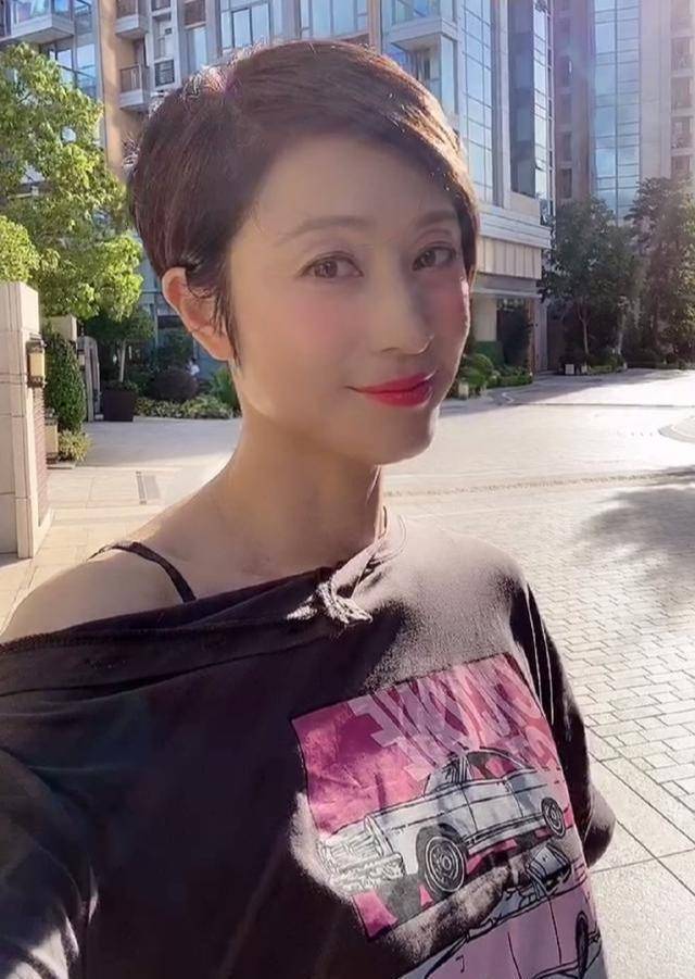 陈法蓉晒近况,54岁仍未婚照顾84岁父亲,曾深夜流泪回忆恋情_视频_成功