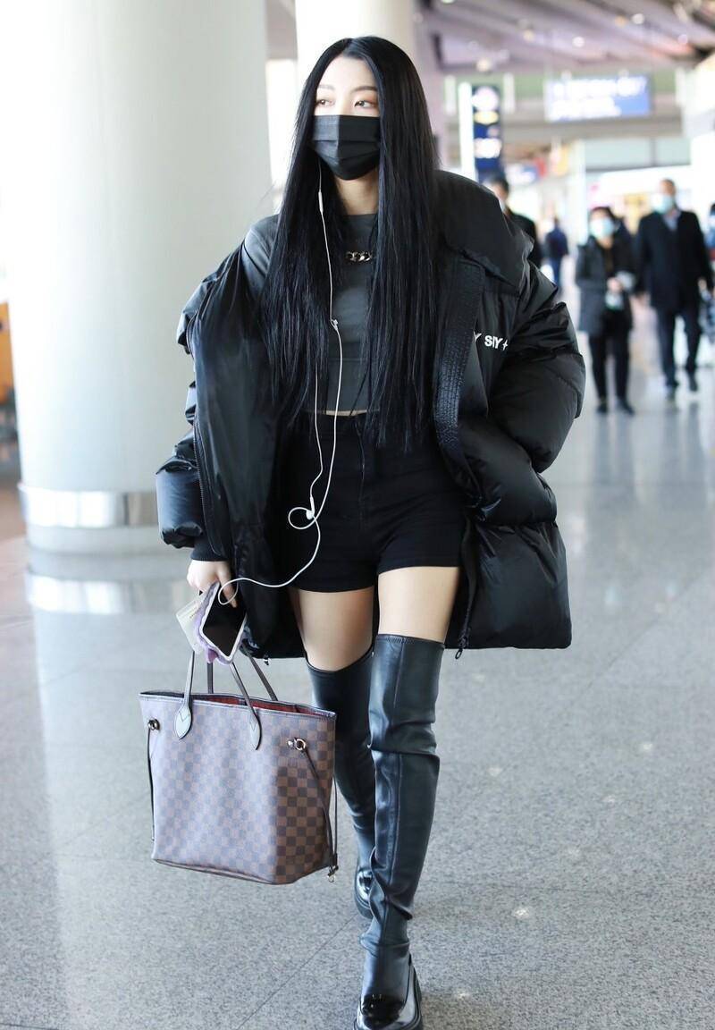 这个冬天,跟着女明星们穿长筒靴,显高时髦又有韵味_整体_皮质_黑色