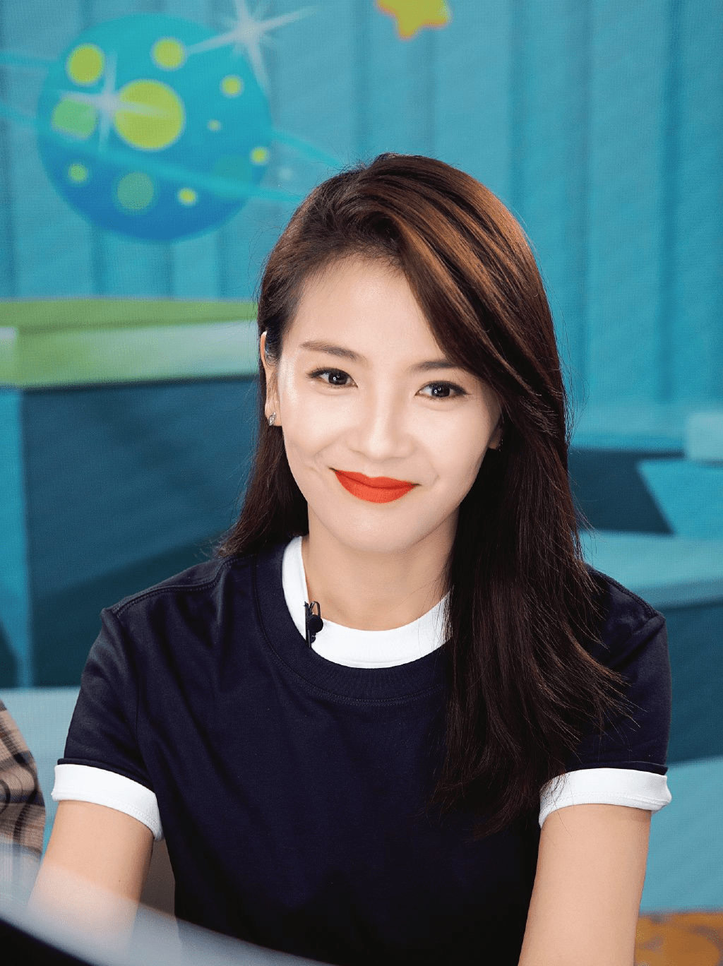 刘涛拍摄生图,装高冷奈何颧骨太高了,还是笑起来好看有亲和力_时候