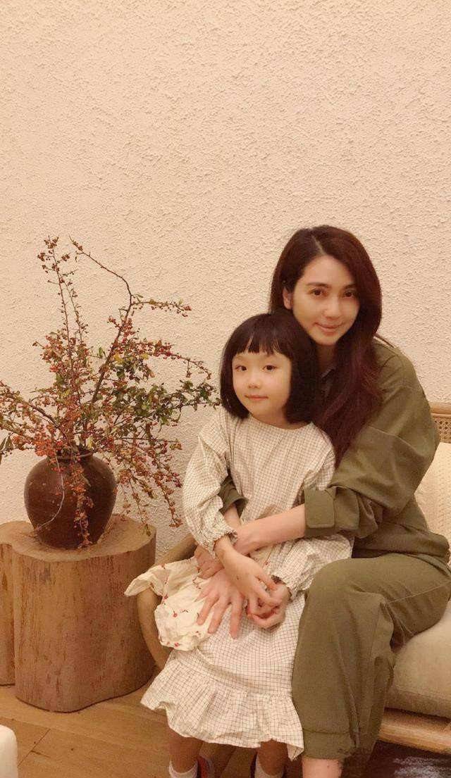 论保养只服这8位女星,与亲生女儿同框似姐妹,一个比一个有风韵_姜山