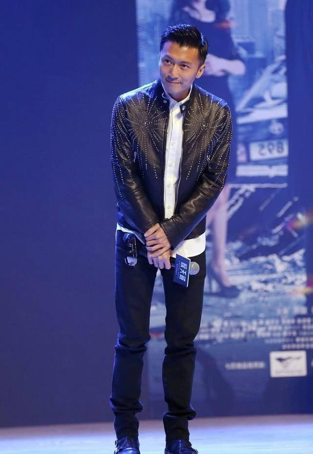 谢霆锋把黑色的皮衣穿上,还梳了一个油头发型,帅气且气质好!