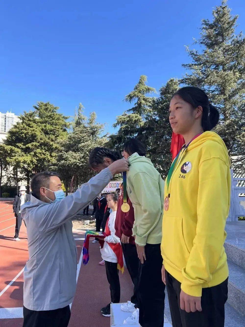 他们在下关一中初中部第41届冬季田径运动会暨首届校园文化艺术节中