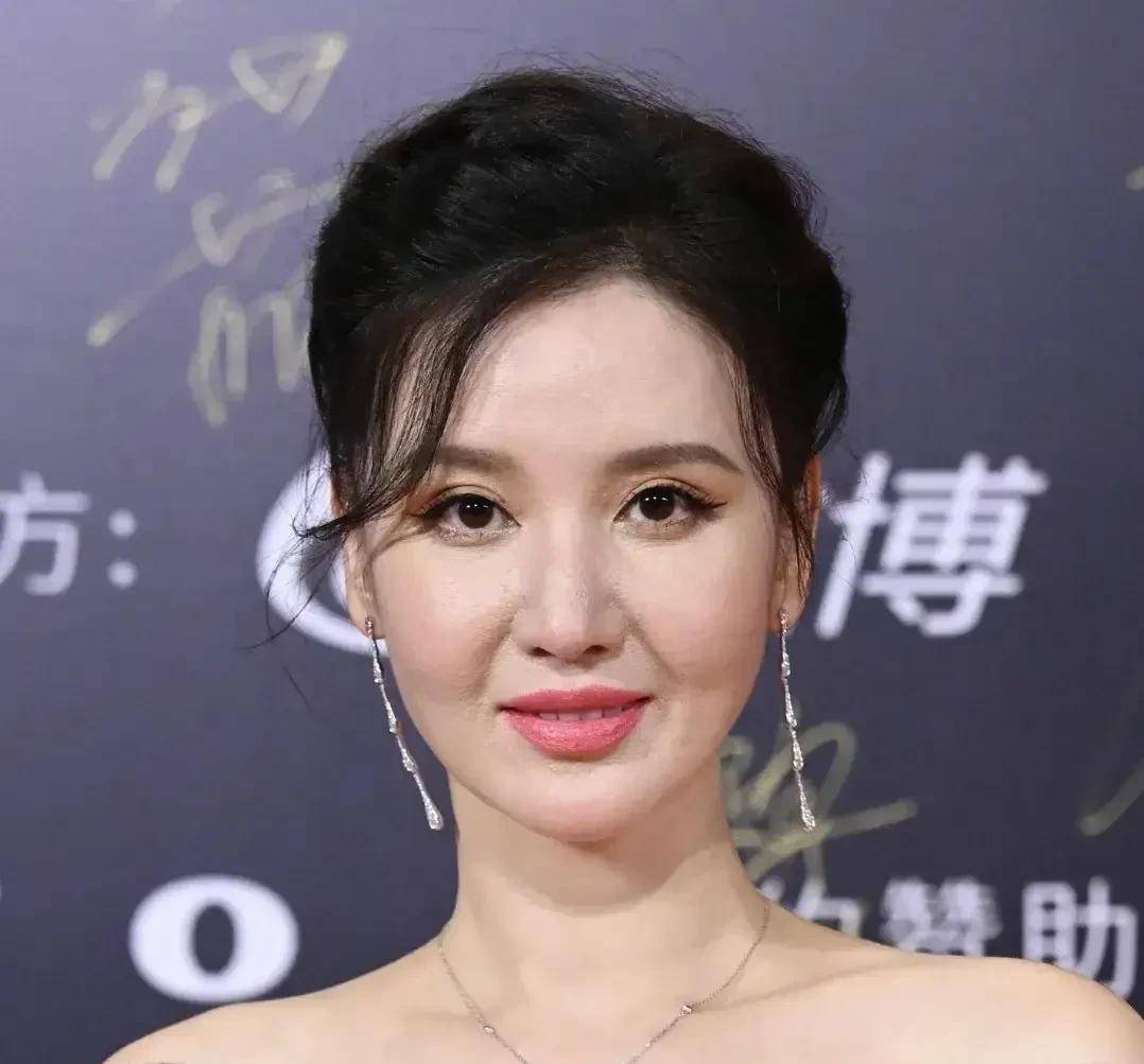 张萌这法令纹略显深了,这笑容看起来也有点不自信或牵强.