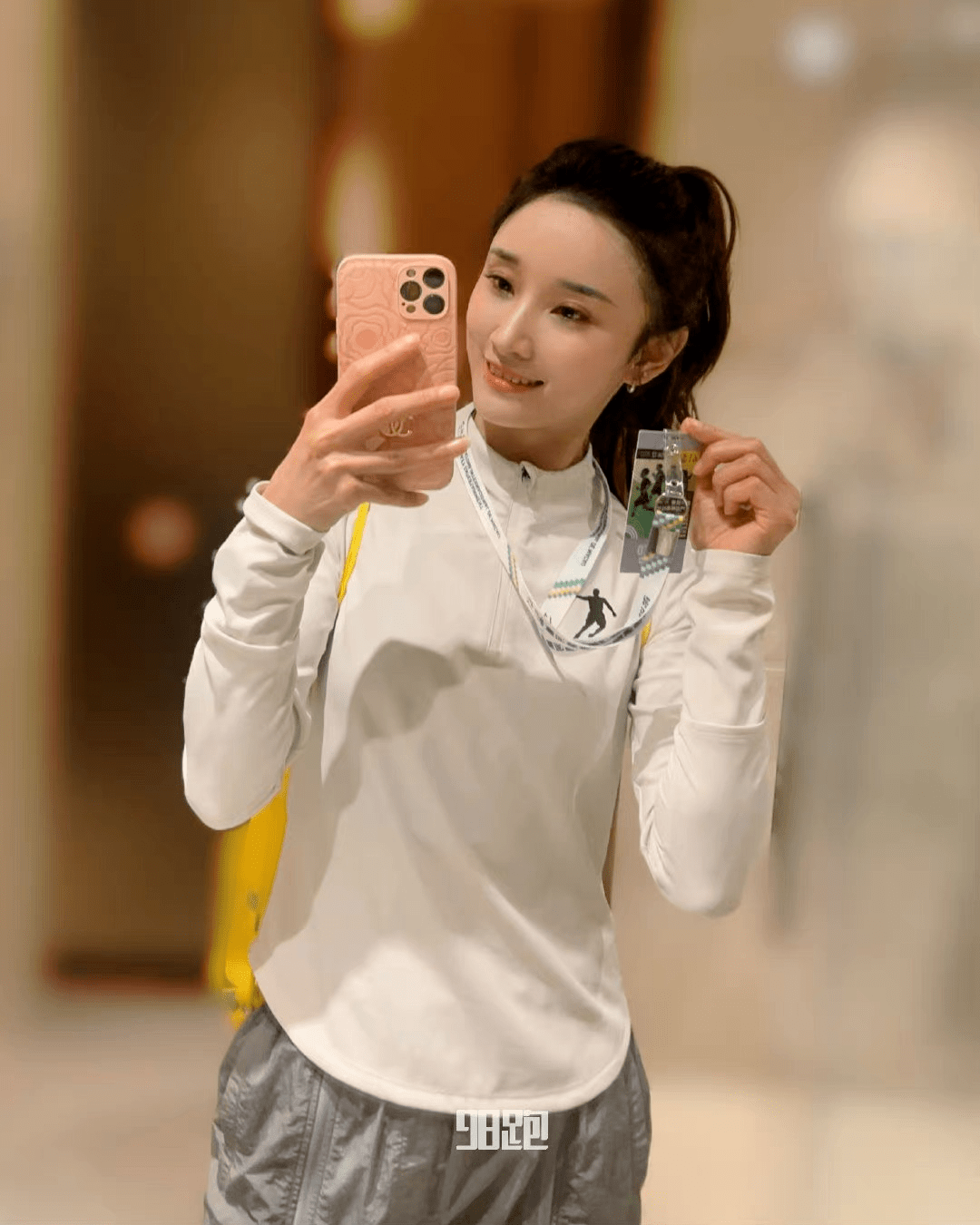 全马女子组排名冠军李美珍2:40:26亚军迟令杰2:49:22季军陈丽琴2:52