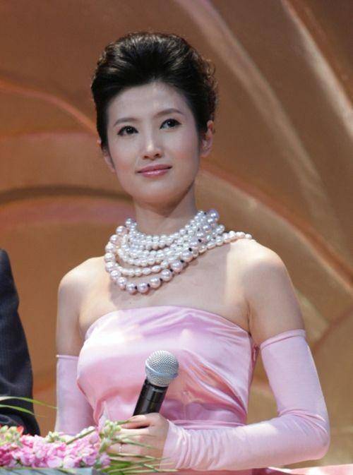 电视名嘴刚强,娶2婚春妮,丁克多年42岁喜得贵子_月亮_徐春妮_姐姐