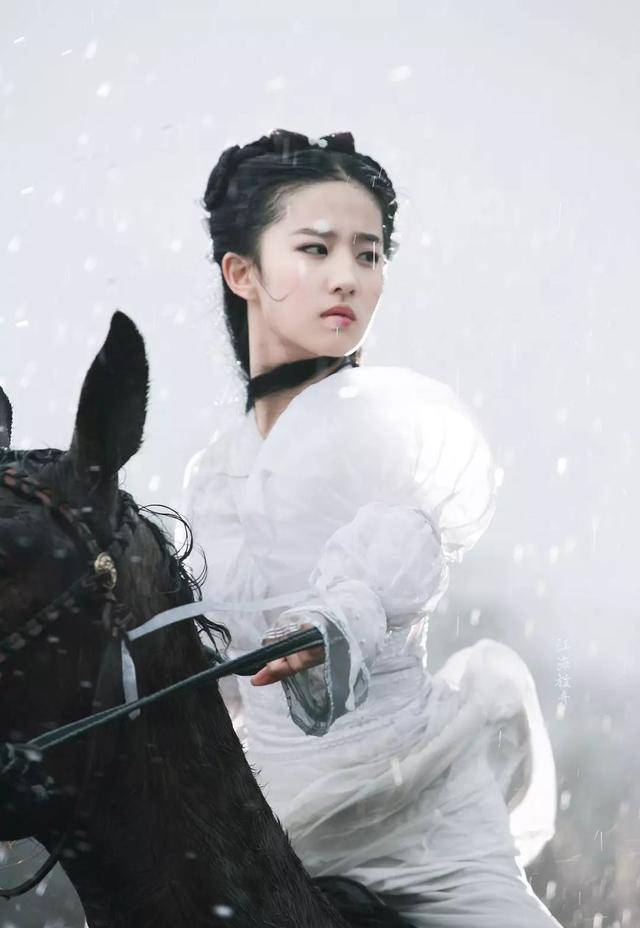 刘亦菲版小龙女珍贵高清图,雨中骑马白衣胜雪,网友:仙女下凡!