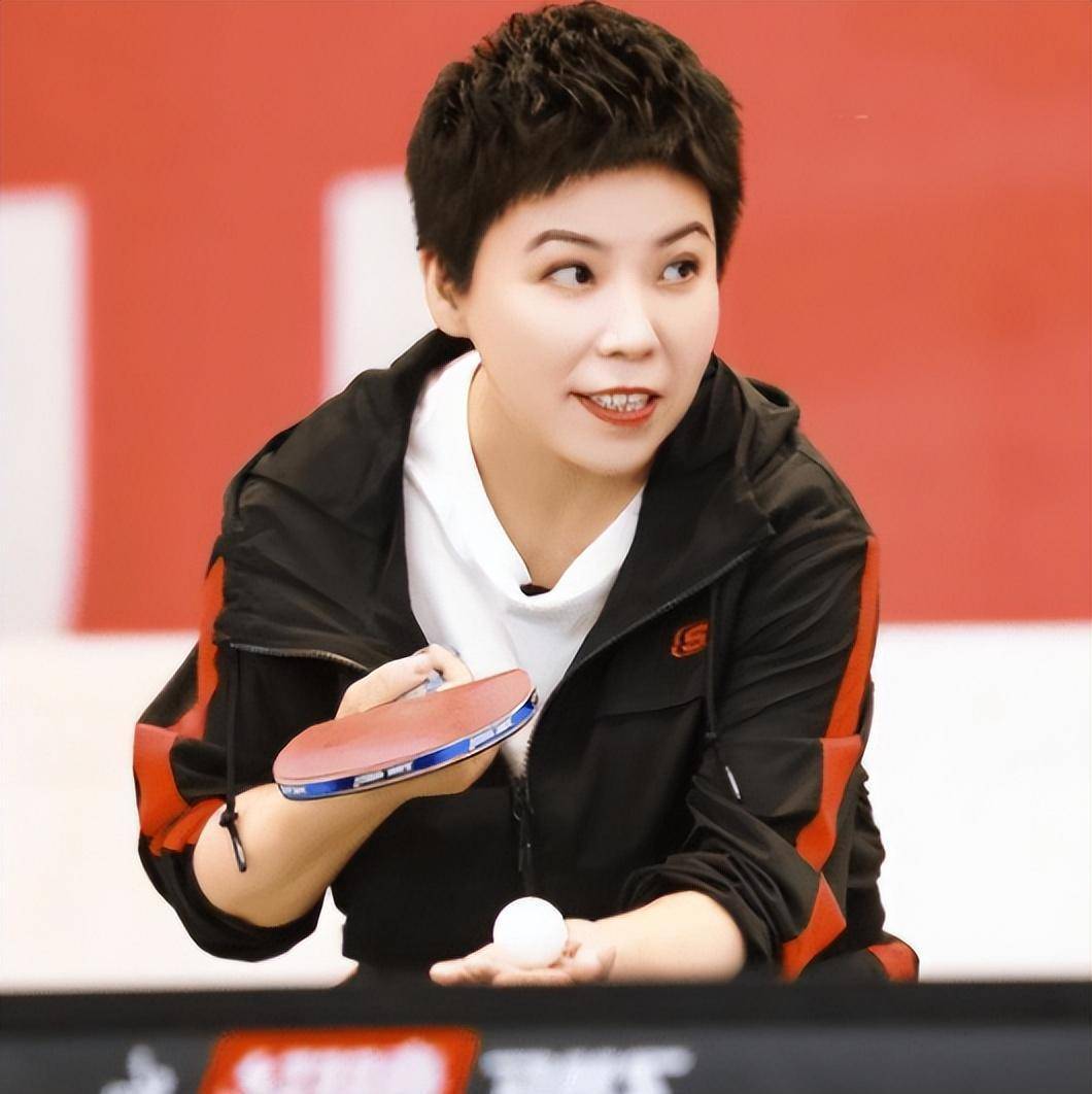 "乒坛女皇"邓亚萍:因个子太矮被拒绝入队,转身赢得18枚金牌_父亲_教练
