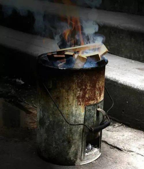 煤炉3灌满开水的汤婆子是名副其实的取暖神器,放入被窝,保暖一整晚都