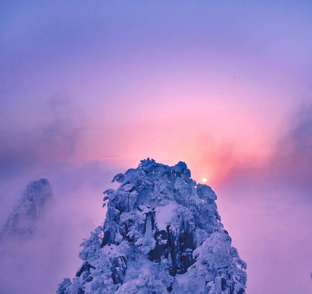 便不再只是一座山岳当雪落在黄山可以同时与其他四绝同框的绝美更因为