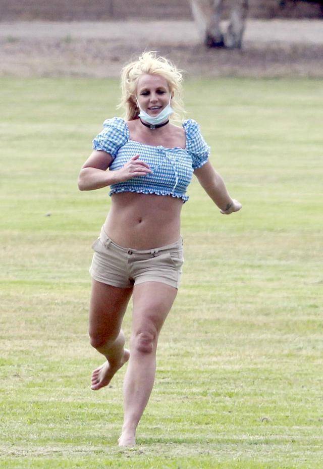 小甜甜布兰妮久违露面又肥回去了,肉肉身材大胆挑战法式挤奶装_生活