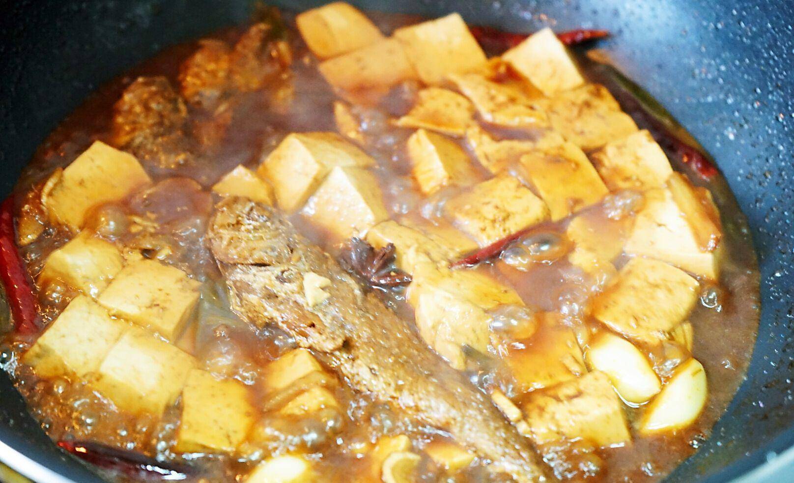 小黄鱼炖豆腐,这吃法鱼骨都香酥,拌饭吃汤汁剩不下,孩子放心吃_营养