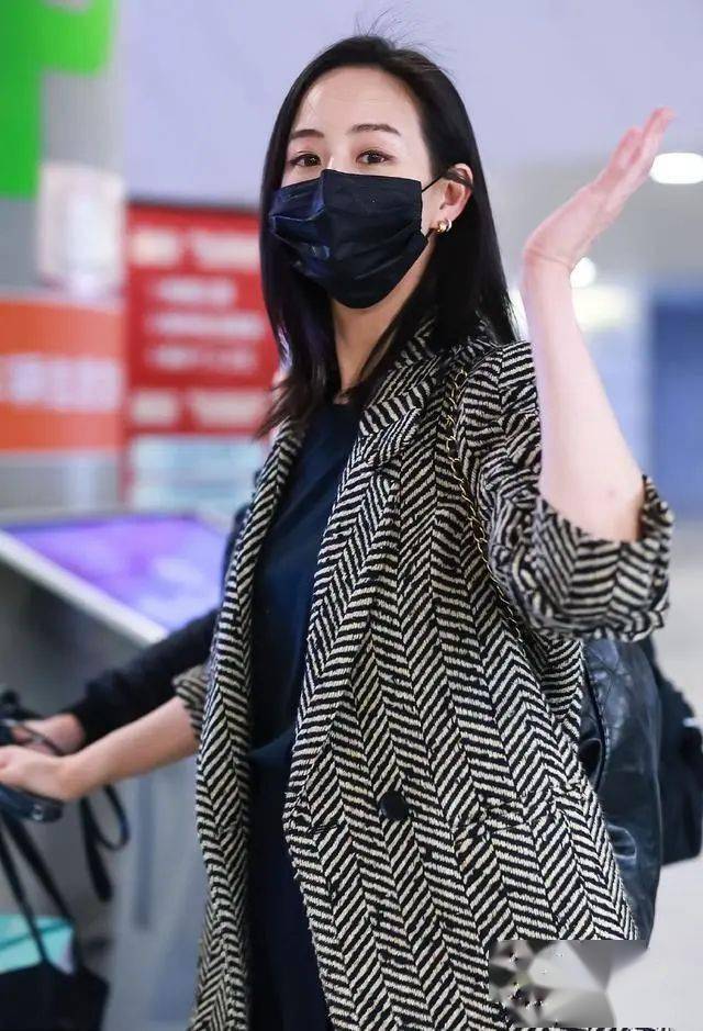 张钧甯化淡妆走机场,穿毛呢西装搭配阔腿裤,精致又干练!