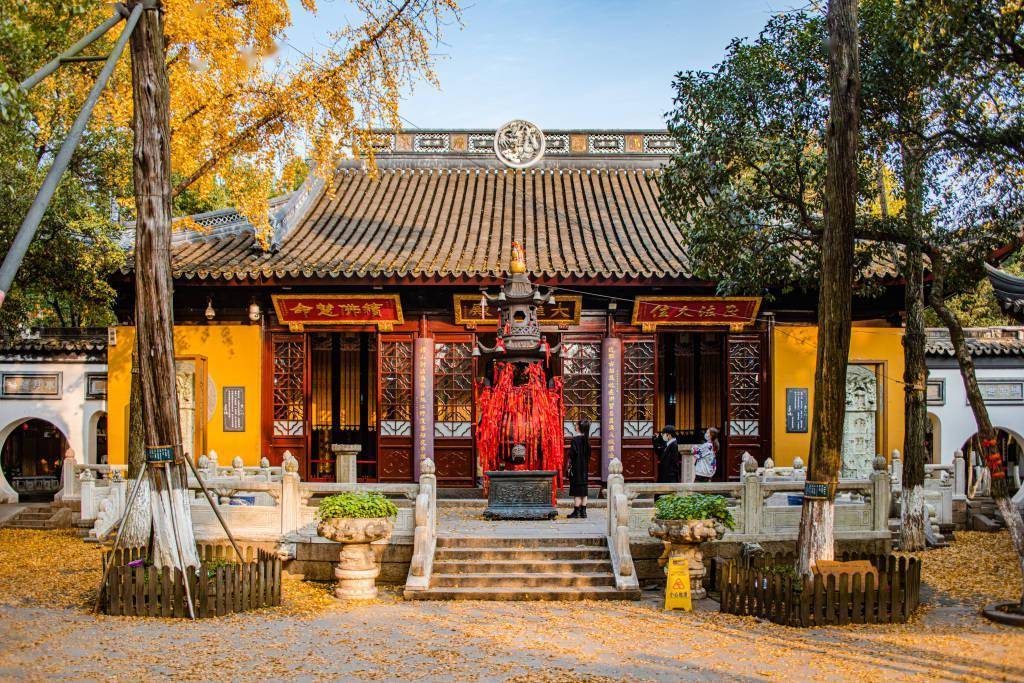 大雄宝殿前,也是许多游客敬香祈福之处.