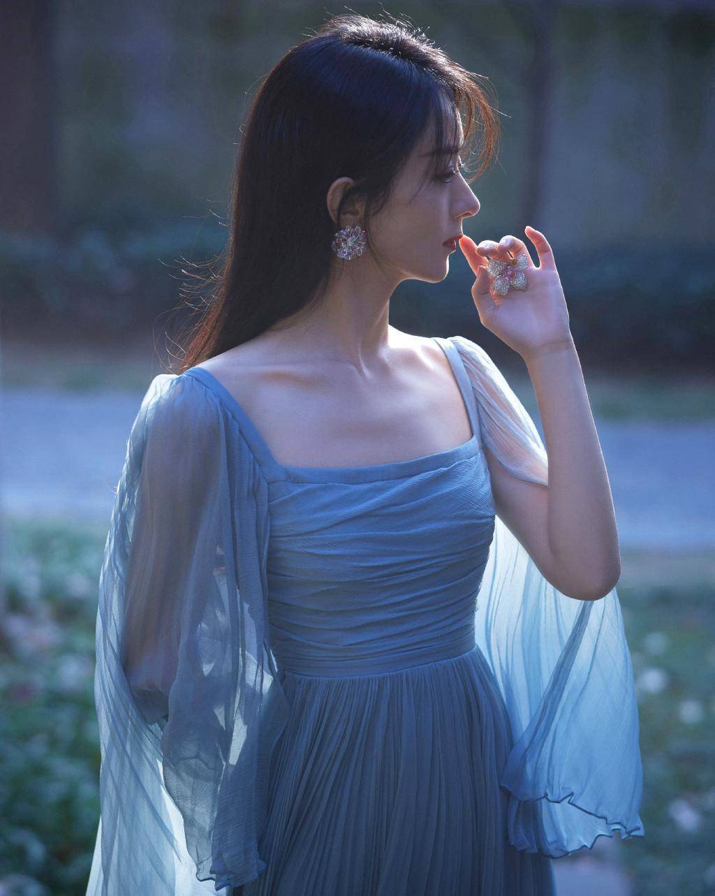 赵丽颖换了造型师气质立即大变样,4套造型优雅唯美,满屏高级感_礼服