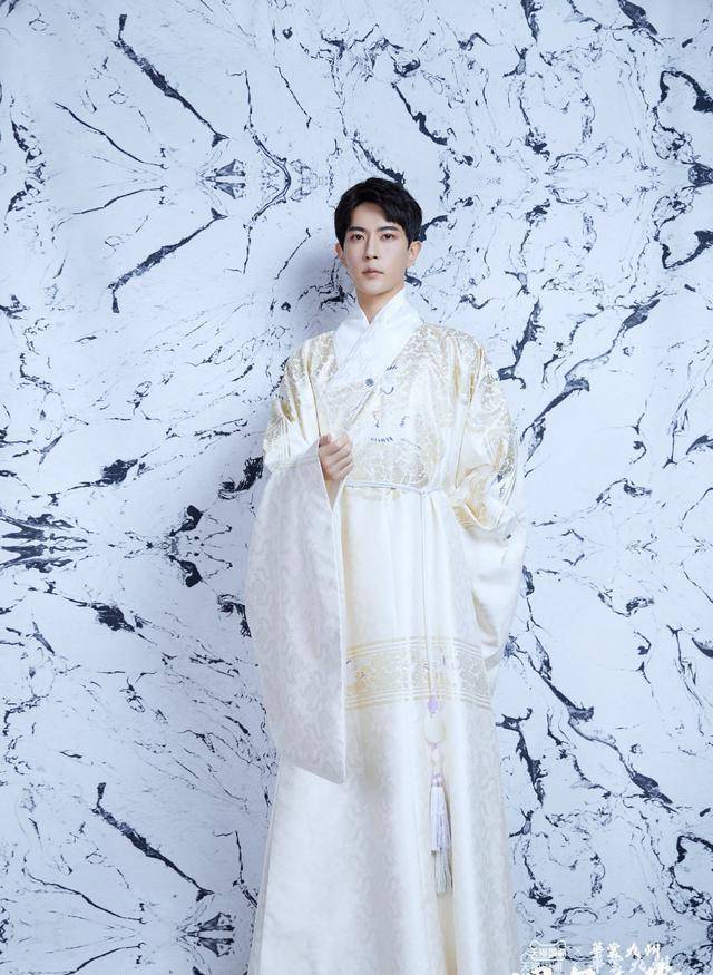 于朦胧现身国风大赏,一身白色汉服温润如玉,气质不凡!