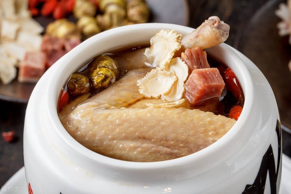 徽州名菜.此菜取材于黄山名产----黄山山药与黄山野鸽以隔水炖法烹.