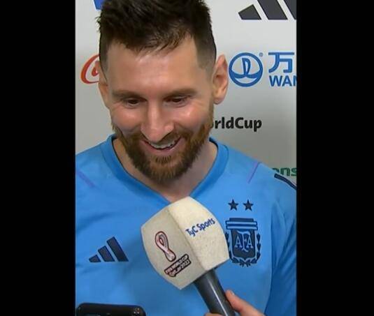 记者给梅西看家人疯狂庆祝画面,梅西笑得十分开心_澳大利亚_阿根廷