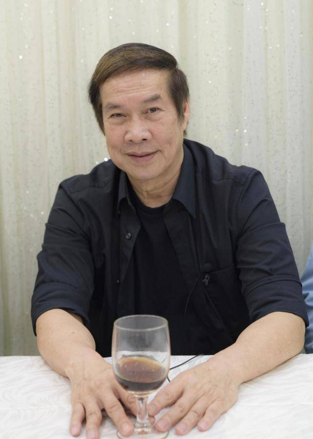 白彪在《香港爱情故事》中的演出令人拍案叫绝,演出了市井男人的精髓