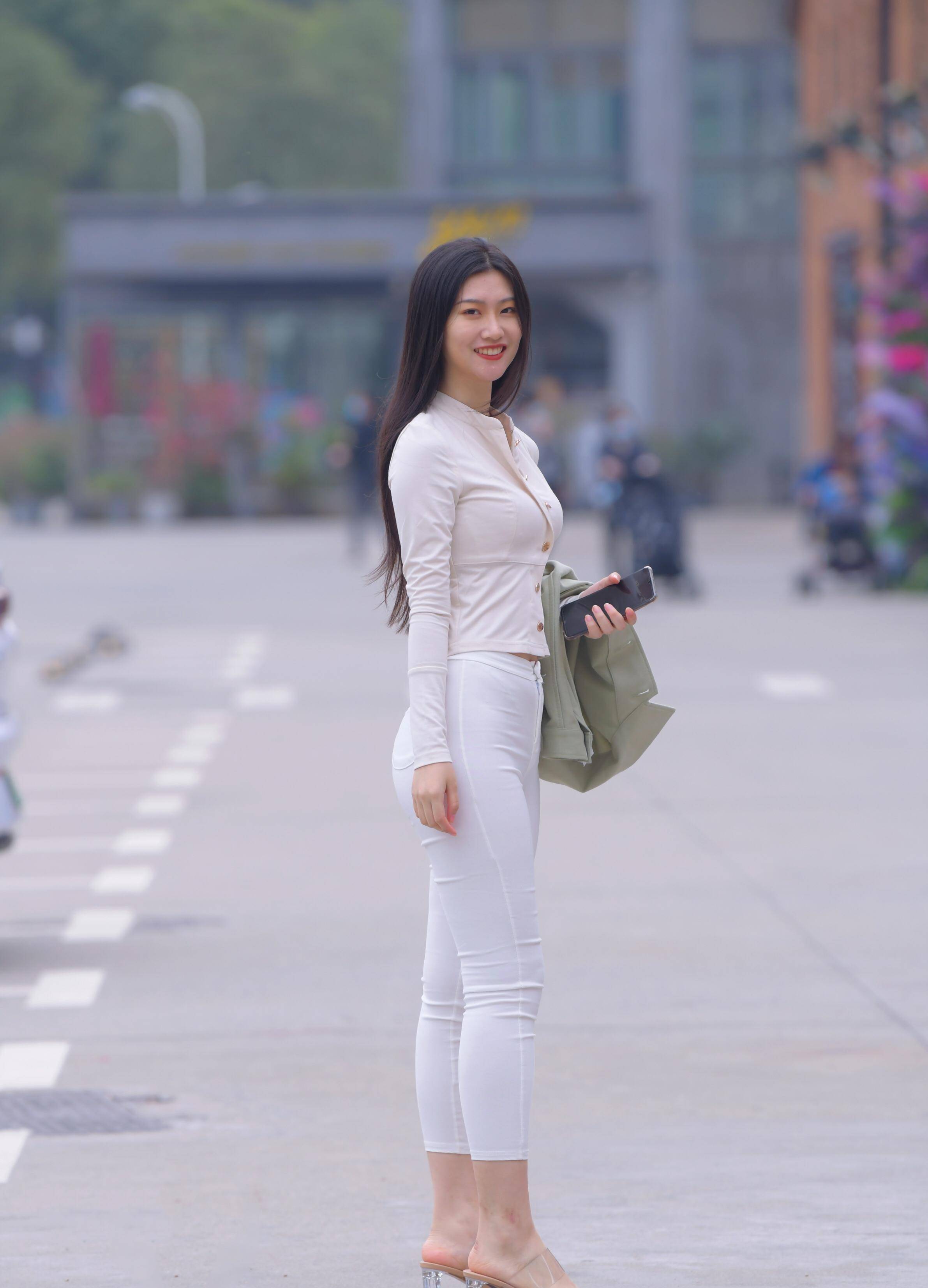 白色紧身休闲裤,完美的身材搭配迷人的装扮,莫名的心跳感_裤子_时尚
