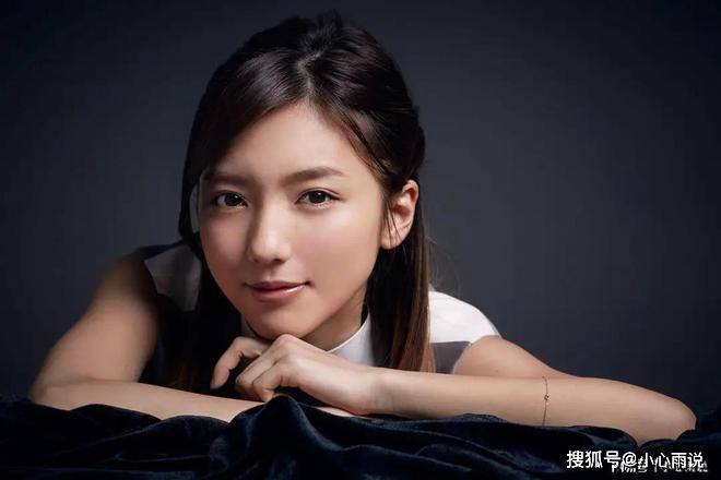 年通过熟人的介绍认识的,因为真野惠里菜非常喜欢足球(浦和红钻球迷)
