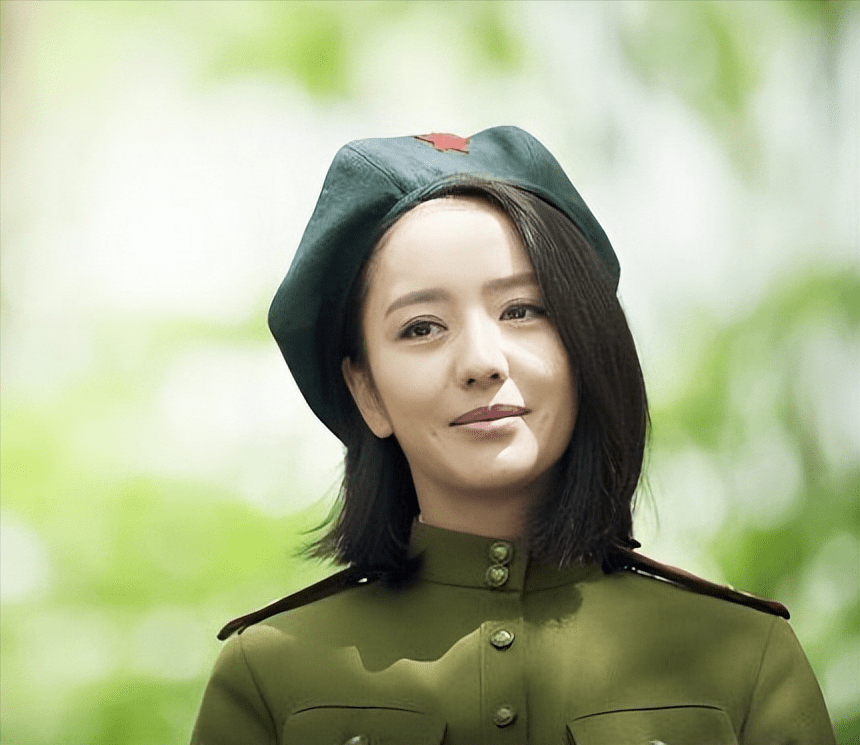 佟丽娅05她的着装和妆容完全违背了当时的历史背景.