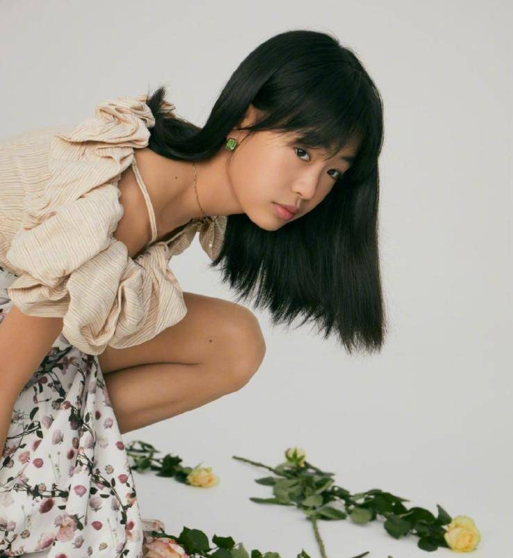 佟大为大女儿时尚大片曝光,五官精致笑容甜美,镜头表现力十足_佟含月