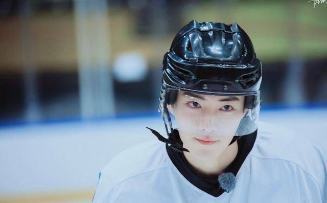 他在节目中穿着7号冰球运动服,帅气依旧.肖战冰球造型撞脸木村拓哉