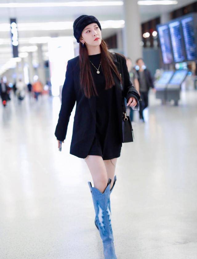 跟宋妍霏学秋日穿搭,黑色卫衣配蓝色过膝长靴,这腿型满分没毛病_感觉