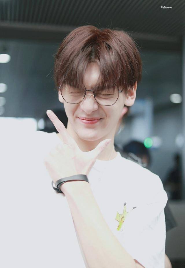 r1se翟潇闻与女团成员蒋申谈恋爱!