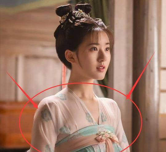 赵露思演《长歌行》的时候,其实已经颇有名气了,人气可能不能和热巴