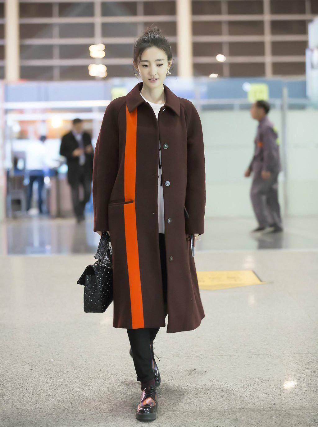 王丽坤穿搭终于"翻车",高领毛衣配碎花裙,田园气息十足_时尚_显得_的