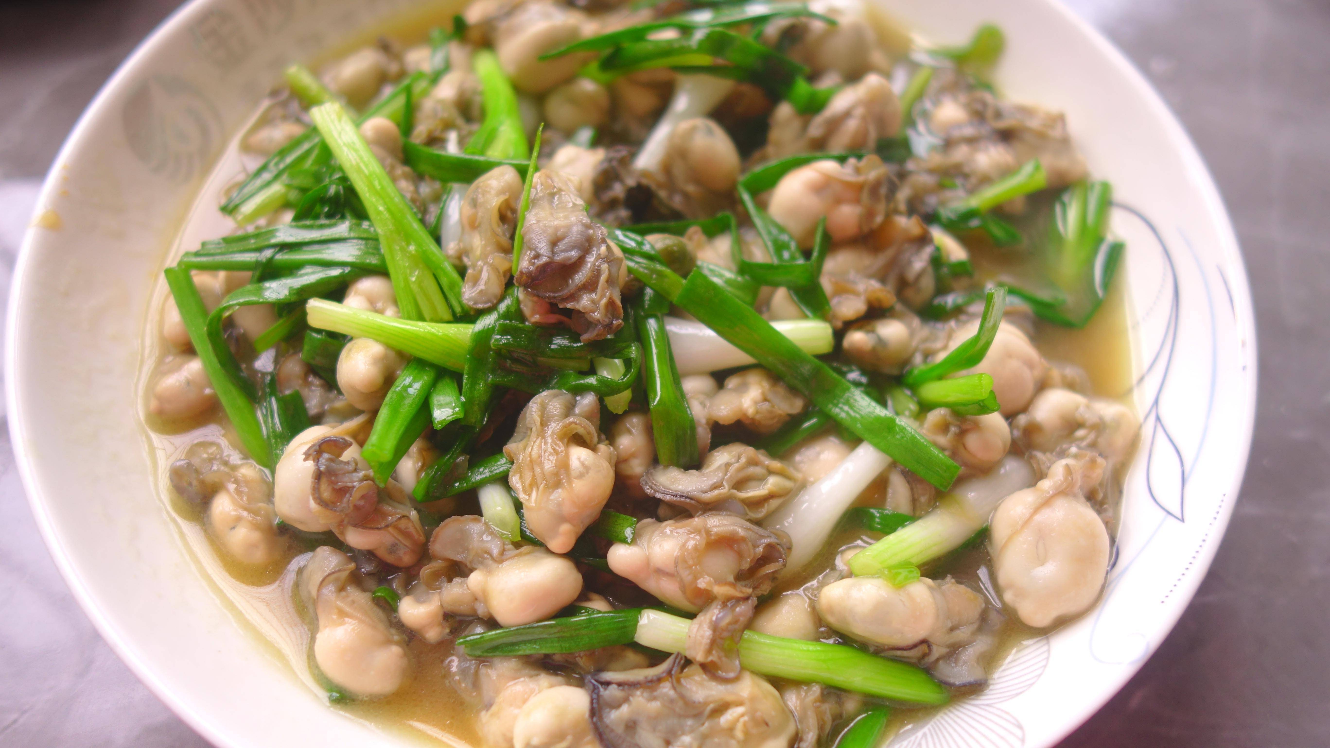 大葱的香味掩盖了小牡蛎的腥味.小生蚝滑嫩,非常好吃.