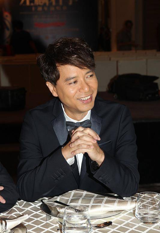 李克勤大笔花钱不手软!今54岁收入吃紧哭穷,表明想来内地"圈钱"!