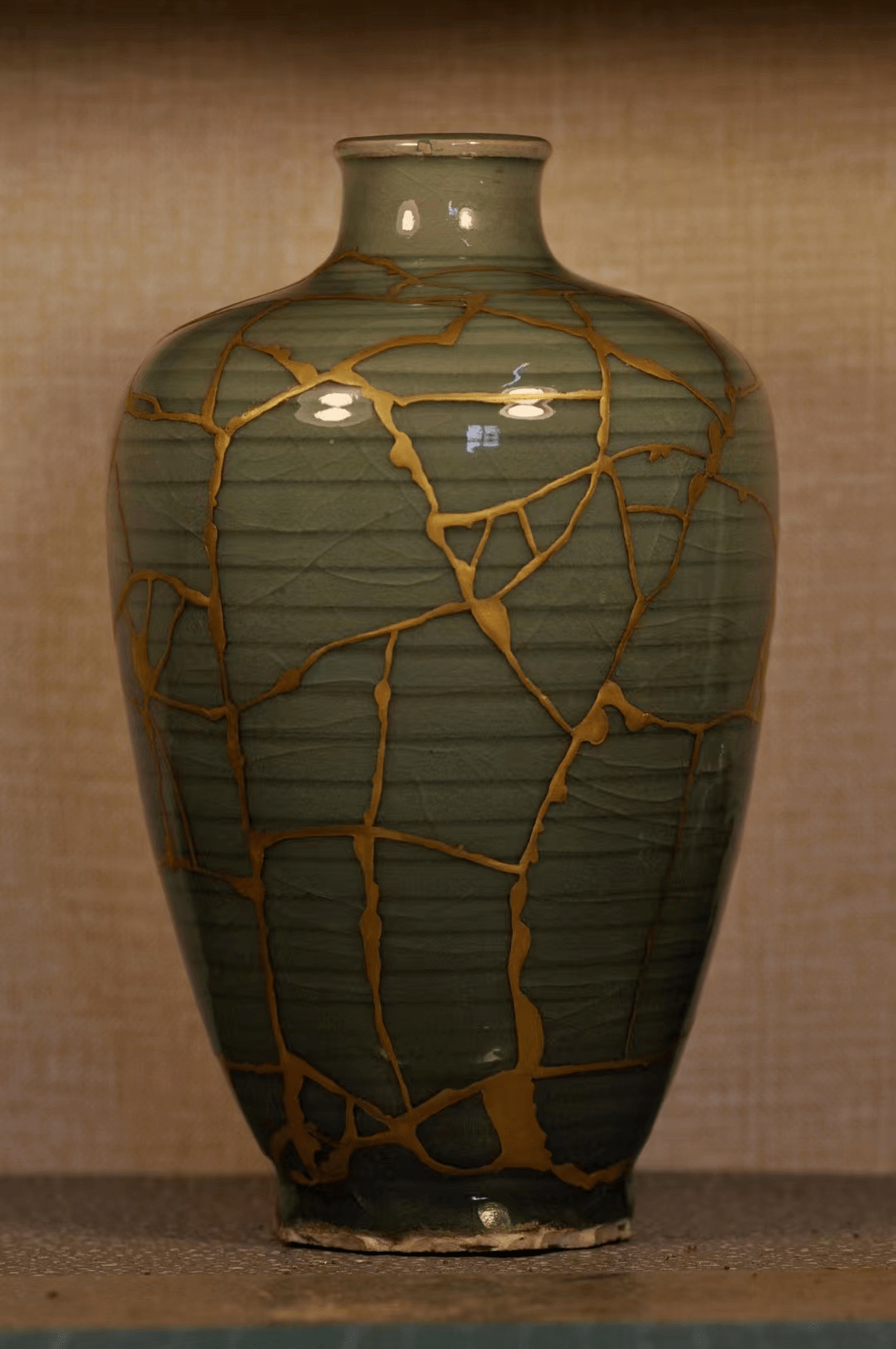 各类锔钉,锤子,钳子,刻刀等锔瓷工具挂满了墙壁,各式设计图纸摆满了