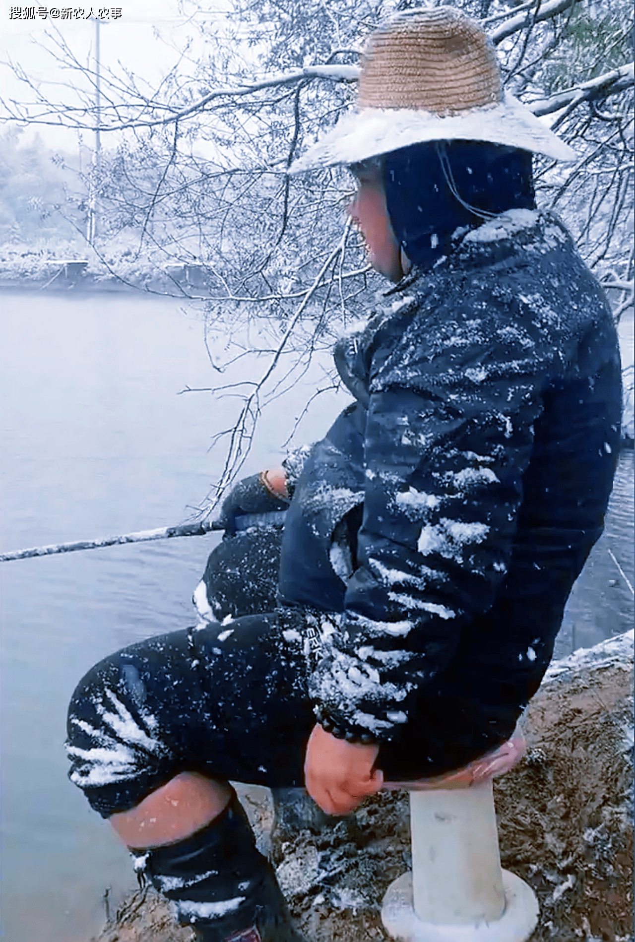 男子雪中钓鱼的场面被旁边的人记录了下来,随着还发布到了个人社交