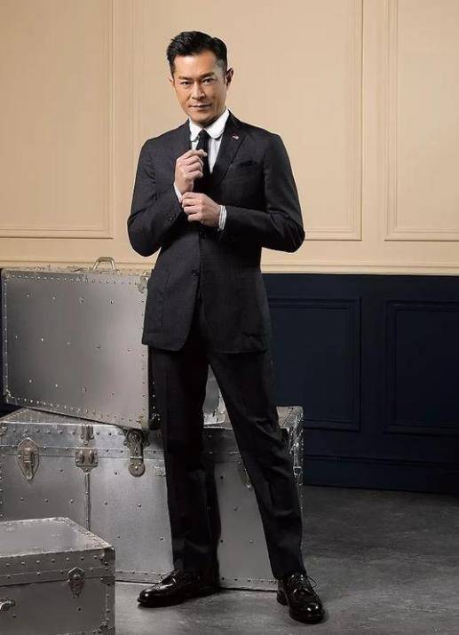 古天乐穿皮鞋追车,刹不住脚全身撞上车门,拍枪戏还险些被射中_网友