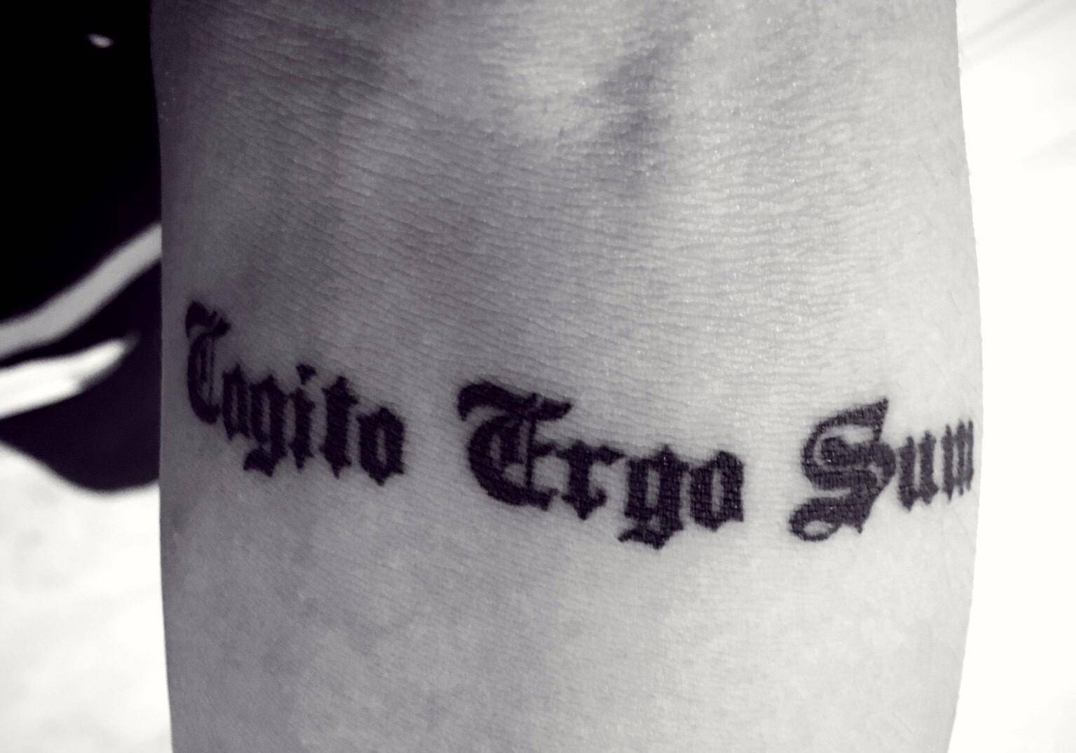 陈伟霆左肩膀上也纹着一个皇冠图案,agelababy腰间的十字架纹身