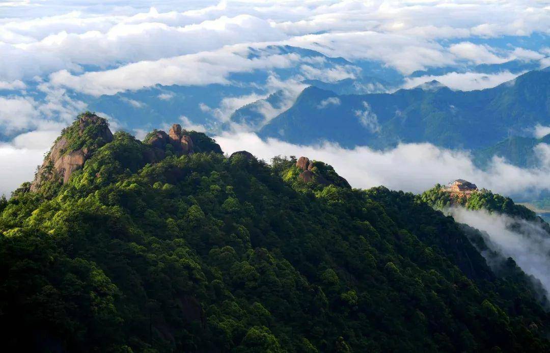 茅山风景名胜区位于德兴市境内,规划总面积143平方公里,由大茅山景区