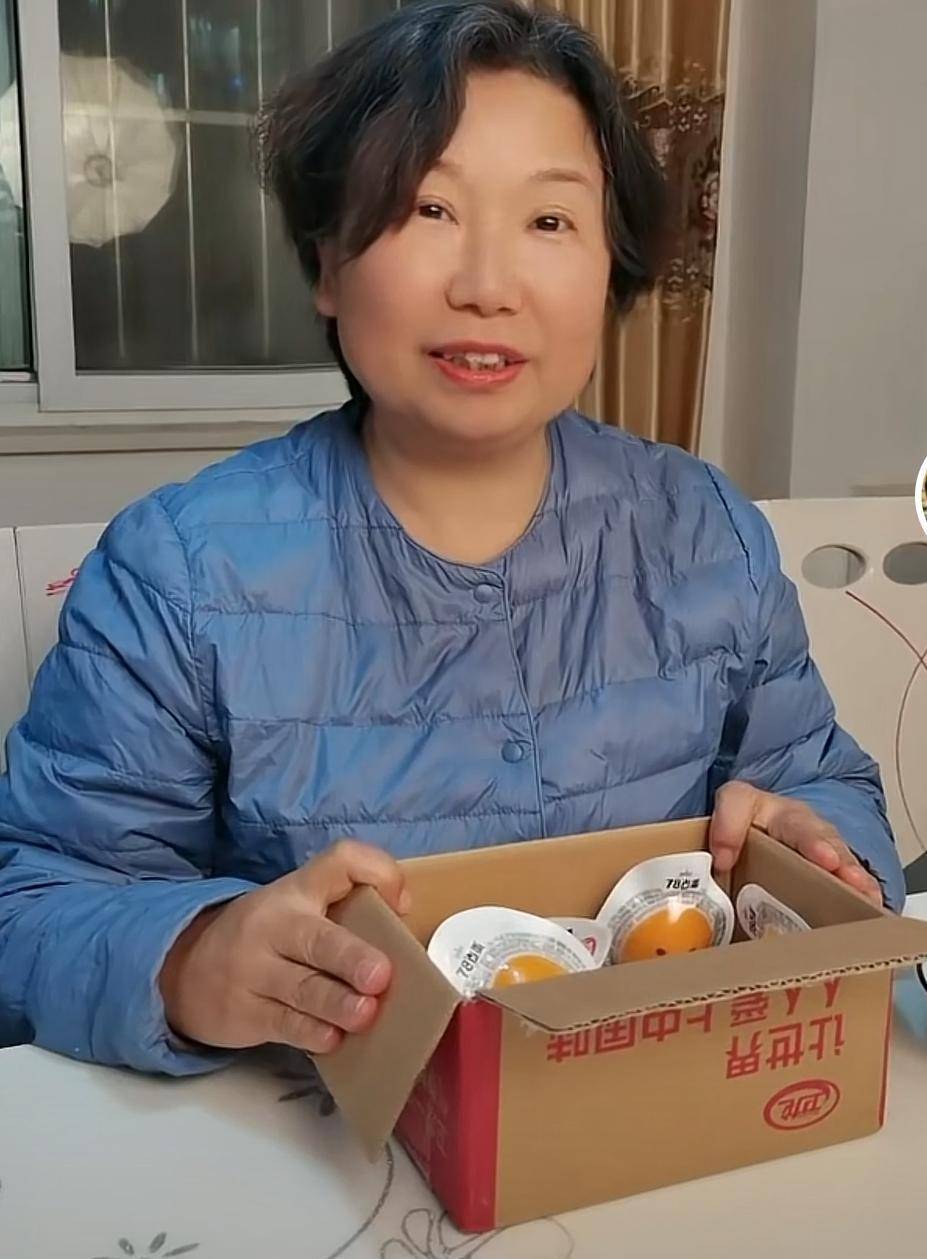 杜新枝拍视频带货卤蛋,称自己很欣赏张兰坚定的性格_直播_进行_生活