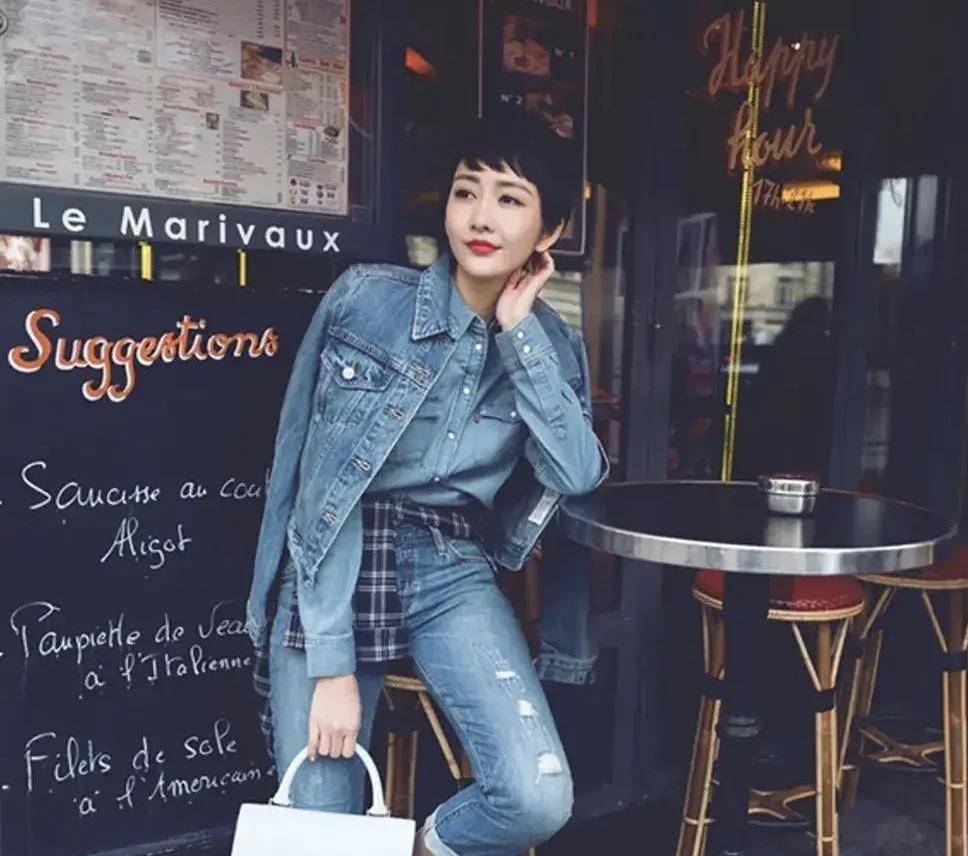 王鸥"狠心"剪短发型,身穿牛仔套装气质大改,模样依旧美艳动人_时尚_下