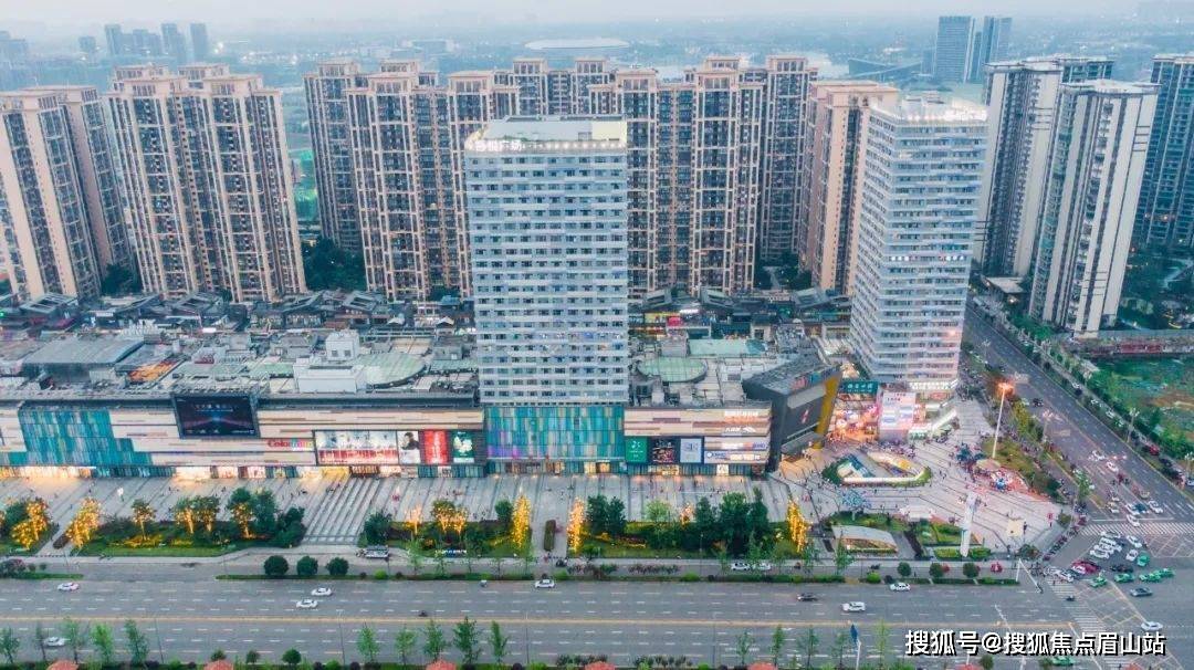 吾悦广场教育配套方面,朗基紫境东来项目自己配建的紫境幼儿园;龙泉驿