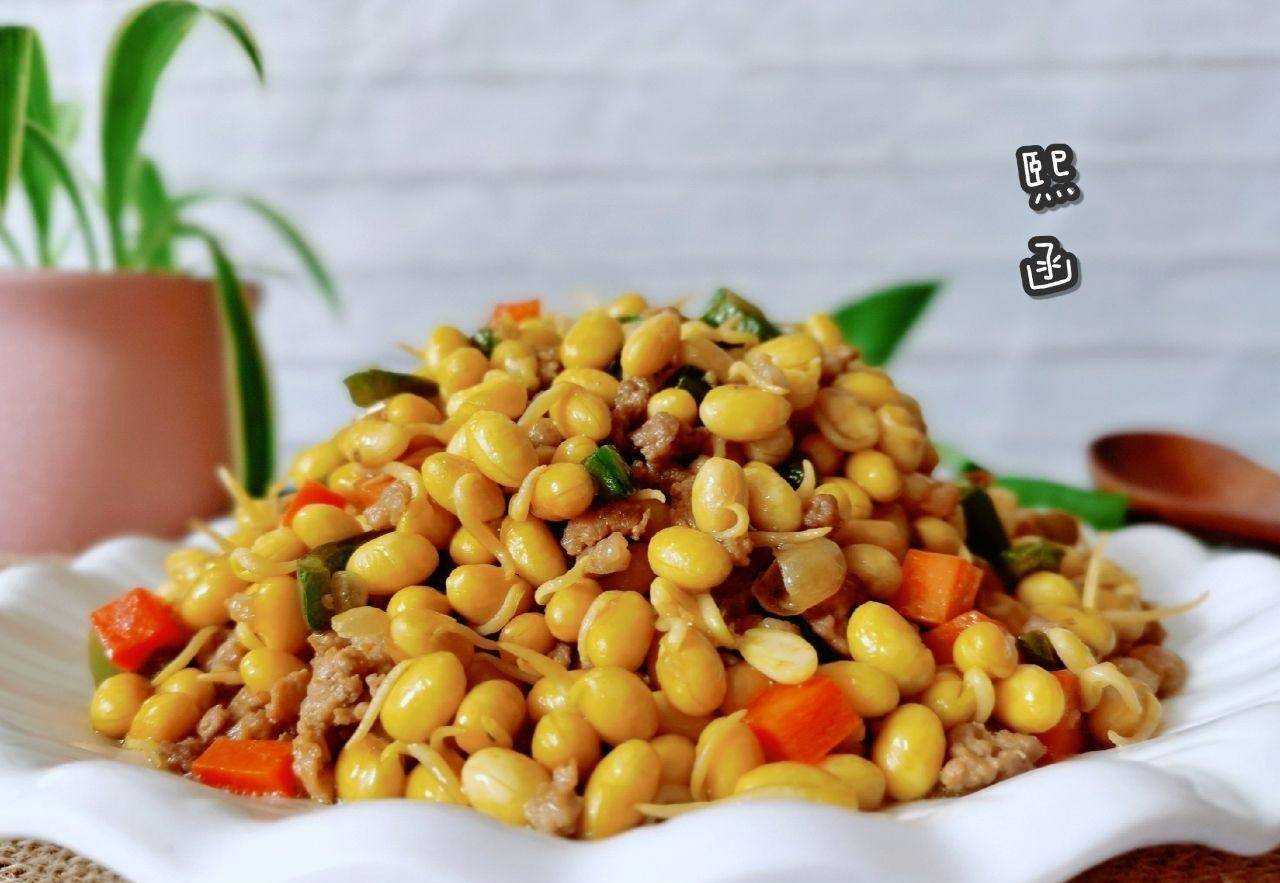 2,黄豆嘴儿要用清水反复多清洗几遍,把坏了豆子挑拣干净,以免影响成品