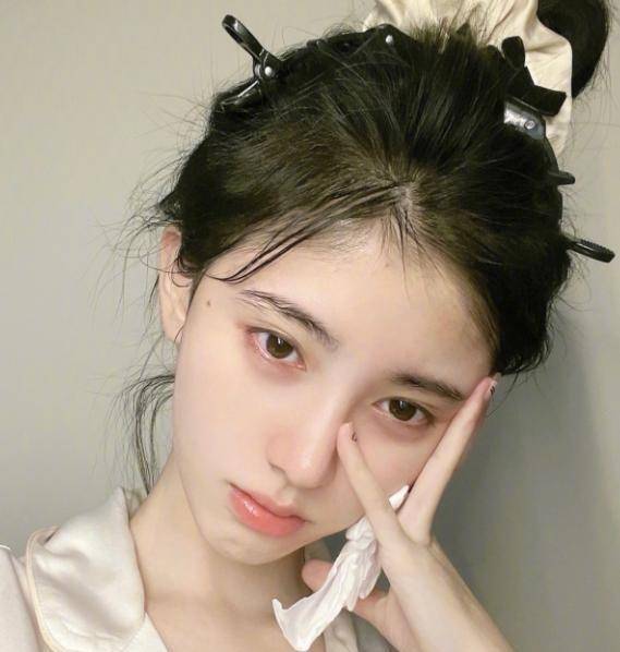 鞠婧祎出镜卸妆,高清镜头下的皮肤状态,让网友表示羡慕_质疑_美颜