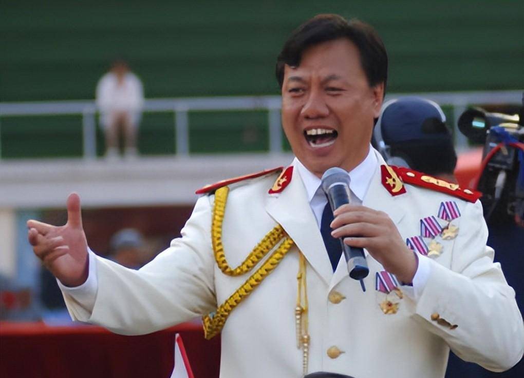 男高音刘斌:国家一级演员,唱《当兵的人》出门,与初恋相爱一生_军人