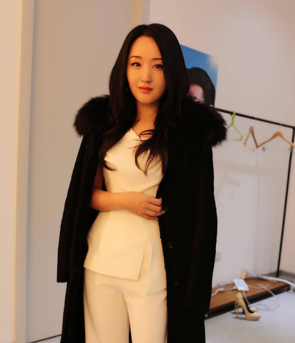 "甜歌皇后"杨钰莹真年轻,斜肩礼服利落气质,49岁依旧貌美如初