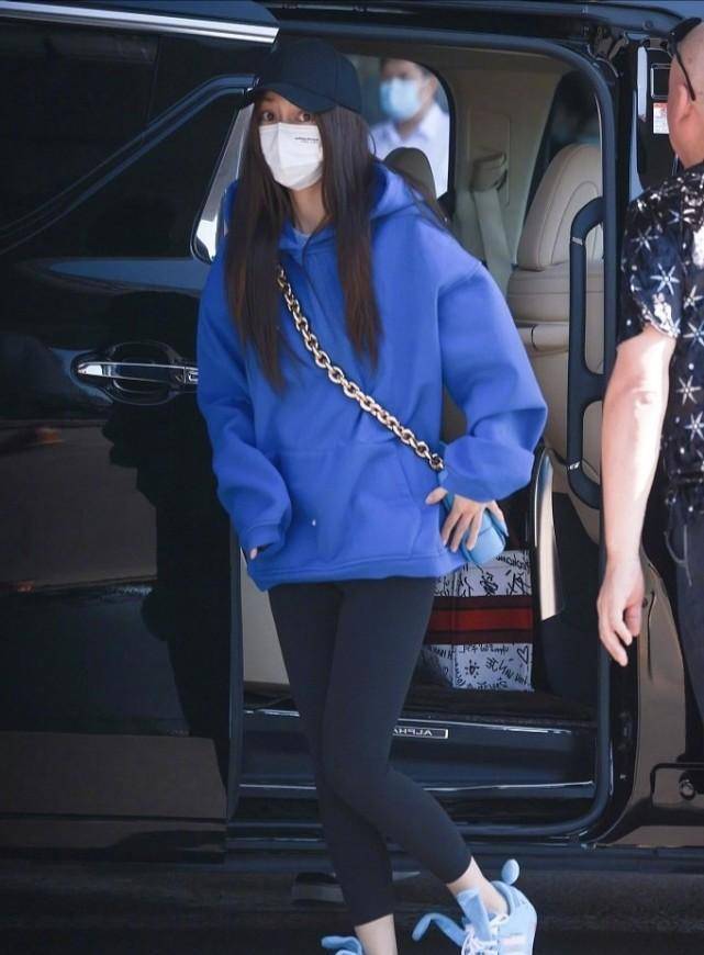 angelababy元气满满现身北京机场,这鞋子也太抢镜了吧!