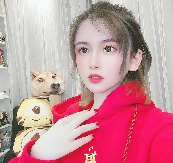 轩墨宝宝秀最新自拍照,肩上带子格外醒目,他真忘了性别?